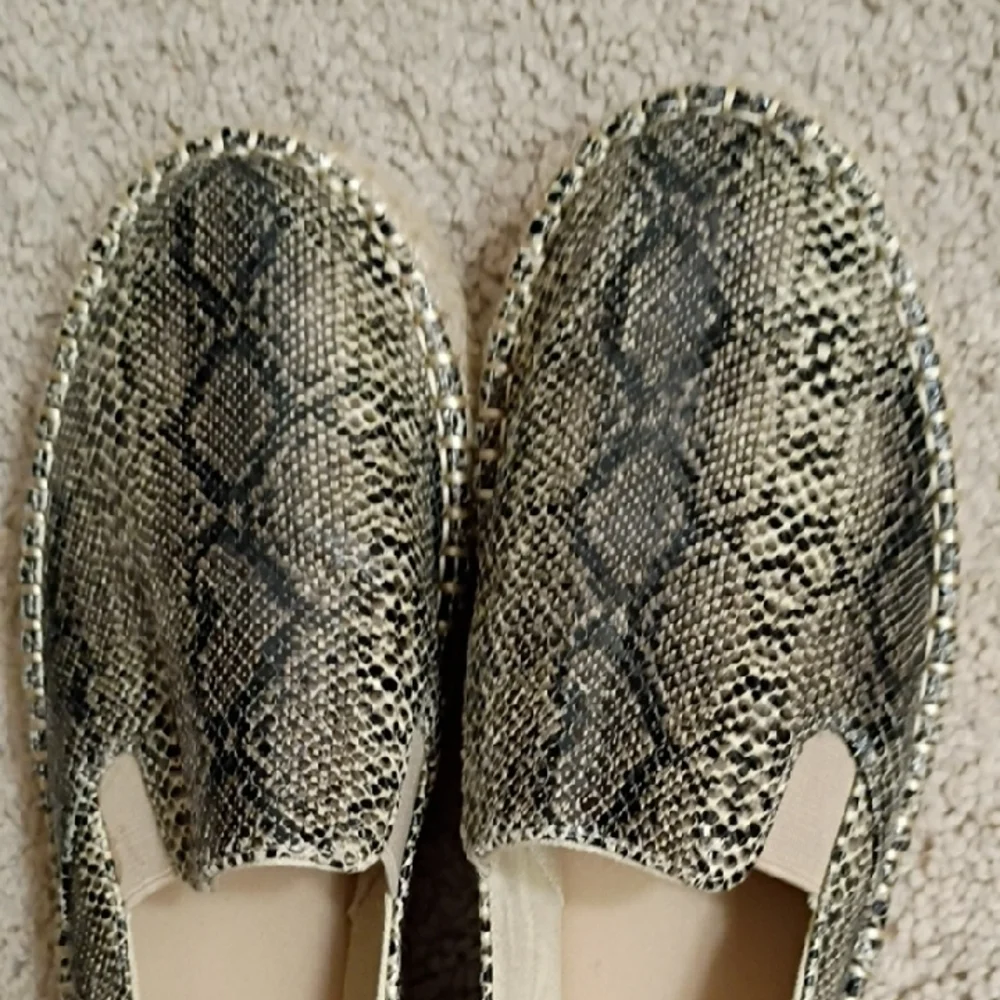 Coconuts by Matisse Black and Tan Espadrilles